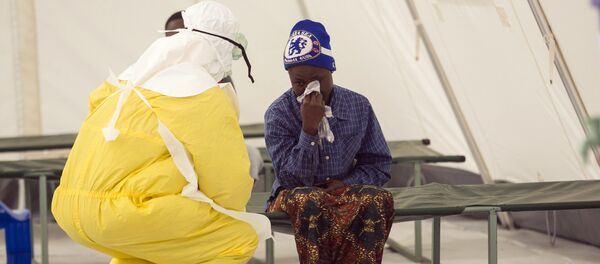 Funcionário de saúde de Serra Leoa atende um paciente suspeito de ter contraído o vírus ebola - Sputnik Brasil