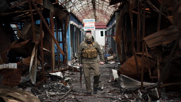 Combatente da República Popular de Donetsk em um mercado destruído no leste ucraniano - Sputnik Brasil