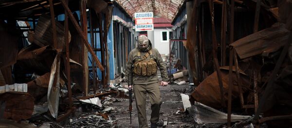 Combatente da República Popular de Donetsk em um mercado destruído no leste ucraniano Combatente da República Popular de Donetsk em um mercado destruído no leste ucraniano - Sputnik Brasil