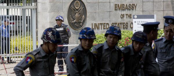 Myanmar police officers outside the U.S. Embassy in Yangon. (File) - Sputnik Brasil
