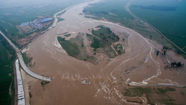 An aerial view shows that roads and fields are flooded in Xingtai, Hebei Province, China - Sputnik Brasil
