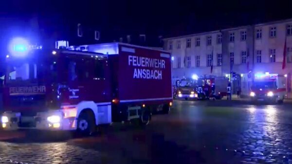 In this image taken from video fire trucks and ambulances stand in the city center of Ansbach near Nuremberg, southern Germany, Monday morning, July 25, 2016, after a man was killed when an explosive device he was believed to be carrying went off near an open-air music festival, injuring 12 others. - Sputnik Brasil