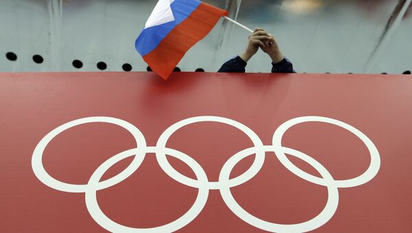 Bandeira russa sobre símbolo dos Jogos Olímpicos - Sputnik Brasil