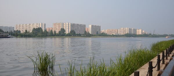 Vista do parque de Brateevo para outro lado do rio, do qual foram lançados fogos de artifício no âmbito do II Festival de Fogos de Artifício - Sputnik Brasil