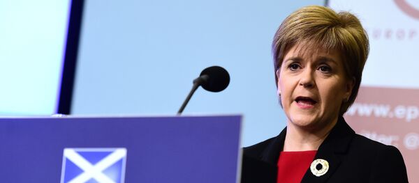 Scotland's First Minister Nicola Sturgeon addresses a speech on Scotland's commitment to Europe at an European Policy Centre (EPC) event in Brussels, on June 2, 2015 Scotland's First Minister Nicola Sturgeon addresses a speech on Scotland's commitment to Europe at an European Policy Centre (EPC) event in Brussels, on June 2, 2015 - Sputnik Brasil