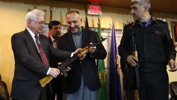 Embaixador da Rússia no Afeganistão, Alexander Mantytskiy, demonstra um AK-47 ao Mohammad Hanif Atmar, Conselheiro de Segurança Nacional do Afeganistão - Sputnik Brasil