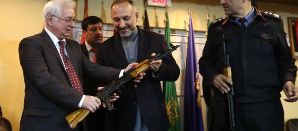 Embaixador da Rússia no Afeganistão, Alexander Mantytskiy, demonstra um AK-47 ao Mohammad Hanif Atmar, Conselheiro de Segurança Nacional do Afeganistão - Sputnik Brasil