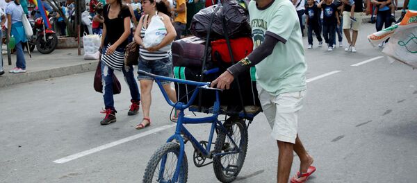 Venezuelanos cruzam a fronteira do Brasil - Sputnik Brasil