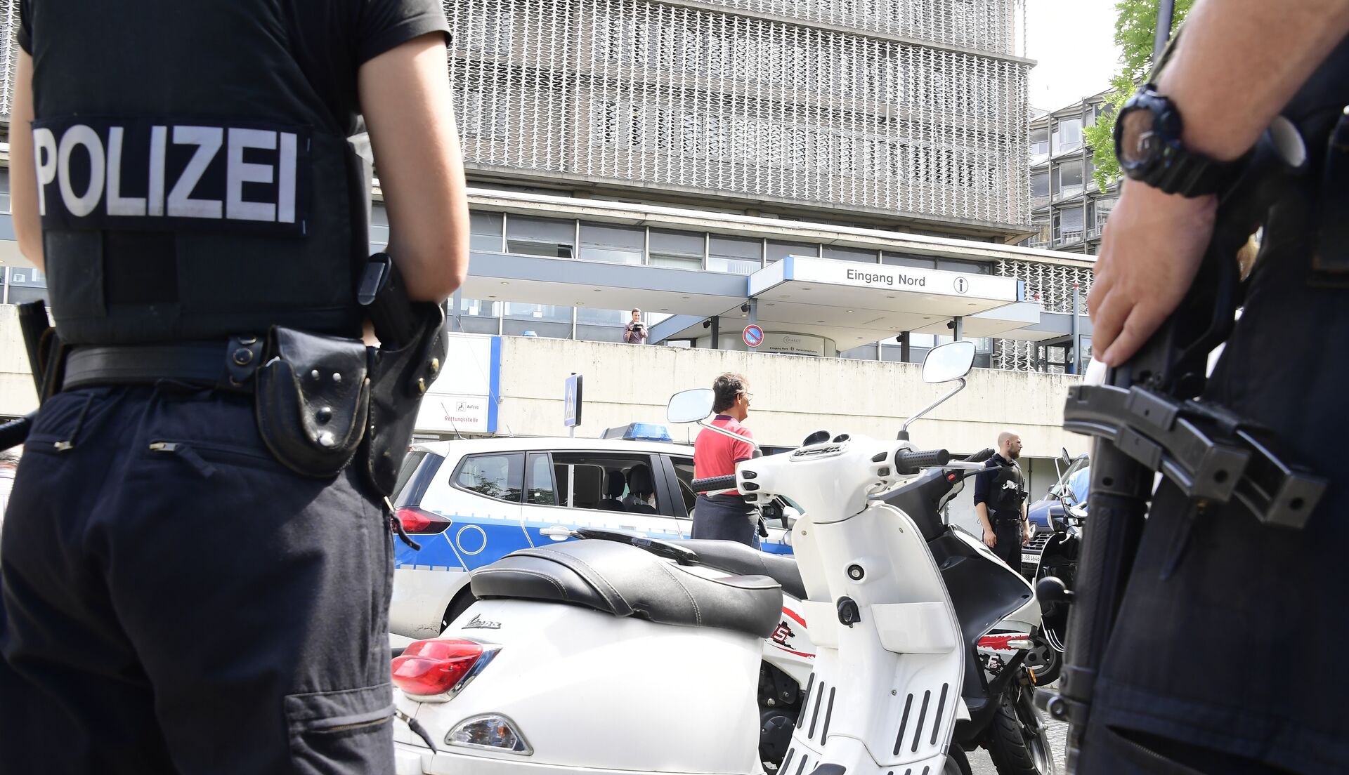 Polícia em frente à clínica em Steglitz, Berlim, após o atentado que resultou na morte de um médico - Sputnik Brasil, 1920, 07.05.2022