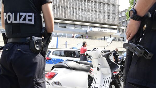 Polícia em frente à clínica em Steglitz, Berlim, após o atentado que resultou na morte de um médico - Sputnik Brasil