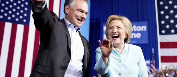 Hillary Clinton e Tim Kaine durante evento do Partido Democrata, em Miami, Florida - Sputnik Brasil