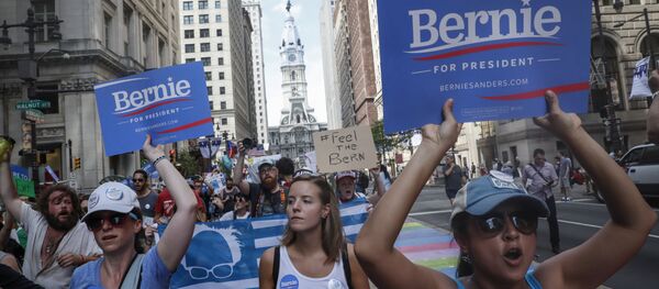 Apoiadores de Bernie Sanders protestam contra a escolha de Hillary Clinton pelo Partido Democrata - Sputnik Brasil