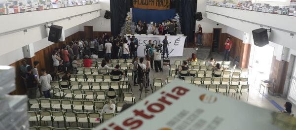 Alunos do Colégio Estadual Prefeito Mendes de Moraes desocupam escola onde estavam desde 21 de março - Sputnik Brasil