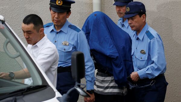 Satoshi Uematsu, suspeito de um ataque mortal em um centro para deficientes, é escoltado por policiais quando ele é levado ao Ministério Público.Sagamihara, Japão. Julho, 27, 2016 - Sputnik Brasil