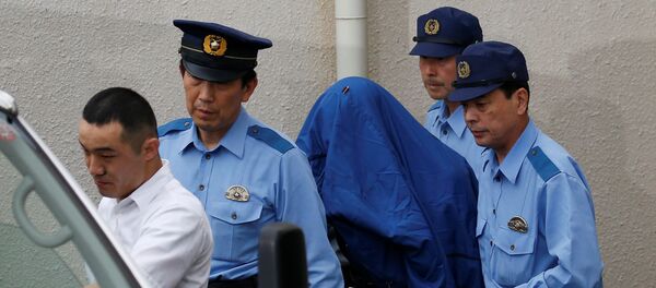Satoshi Uematsu, suspeito de um ataque mortal em um centro para deficientes, é escoltado por policiais quando ele é levado ao Ministério Público.Sagamihara, Japão. Julho, 27, 2016 - Sputnik Brasil