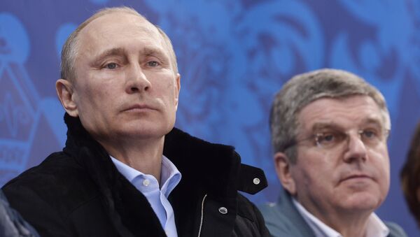 Presidente russo Vladimir Putin (esquerda) e presidente do COI,Thomas Bach (foto de arquivo) - Sputnik Brasil
