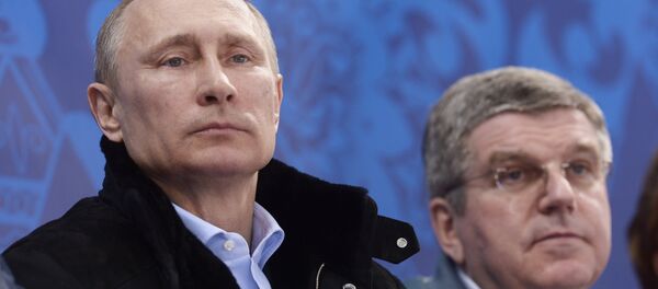 Presidente russo Vladimir Putin (esquerda) e presidente do COI,Thomas Bach (foto de arquivo) - Sputnik Brasil