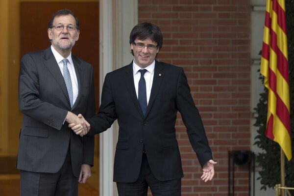 O primeiro-ministro da Espanha, Mariano Rajoy (à esquerda) com o presidente da Generalitat catalã, Carles Puigdemont (centro), durante a primeira visita do último a Madri, em 20 de abril de 2016 O primeiro-ministro da Espanha, Mariano Rajoy (à esquerda) com o presidente da Generalitat catalã, Carles Puigdemont (centro), durante a primeira visita do último a Madri, em 20 de abril de 2016 - Sputnik Brasil