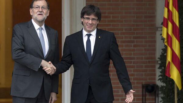 O primeiro-ministro da Espanha, Mariano Rajoy (à esquerda) com o presidente da  Generalitat catalã, Carles Puigdemont (centro), durante a primeira visita do último a Madri, em 20 de abril de 2016 - Sputnik Brasil