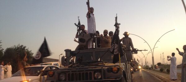 Militantes do Daesh com as armas nas mãos - Sputnik Brasil