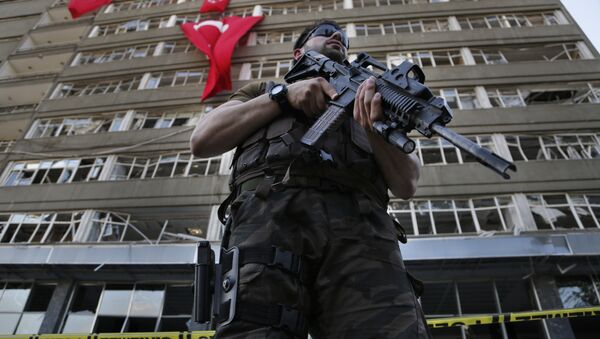 Policial das forças especiais turcas monta guarda em frente ao prédio da polícia, danificado por ataques aéreos de militares insurgidos, Ancara, Turquia - Sputnik Brasil