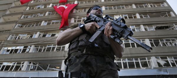 Policial das forças especiais turcas monta guarda em frente ao prédio da polícia, danificado por ataques aéreos de militares insurgidos, Ancara, Turquia - Sputnik Brasil