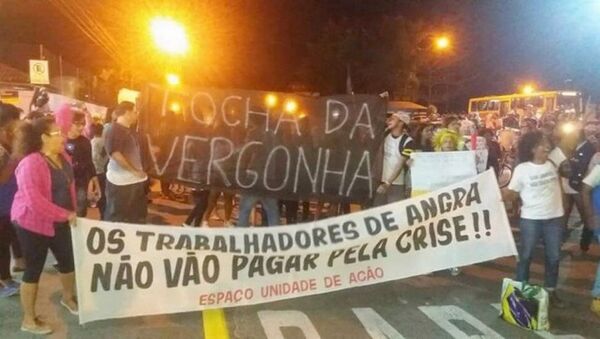 Tumulto e protestos de moradores em Angra dos Reis interromperam passagem da Tocha Olímpica pela cidade - Sputnik Brasil
