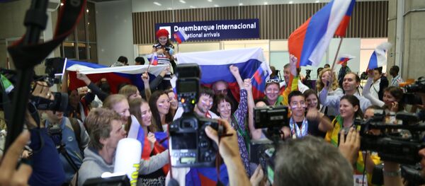 Torcedores fazem festa na chegada dos atletas da Rússia no Rio - Sputnik Brasil