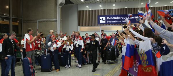 Torcedores fazem festa na chegada dos atletas da Rússia no Rio - Sputnik Brasil