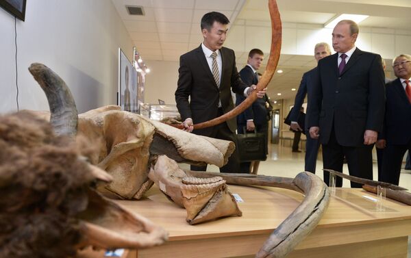 Vladimir Putin, presidente da Rússia, durante a visita no Museu do Mamute em Yakutsk - Sputnik Brasil