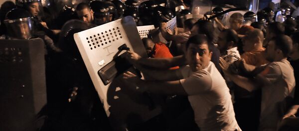 Prostesters clash with the police outside the seized road police building in Yerevan - Sputnik Brasil