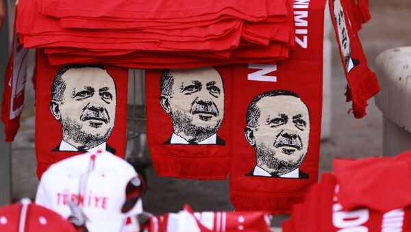 This picture taken on July 25, 2016, shows scarves with the effigy of Turkish President Recep Tayyip Erdogan a rally against the military coup in Ankara - Sputnik Brasil