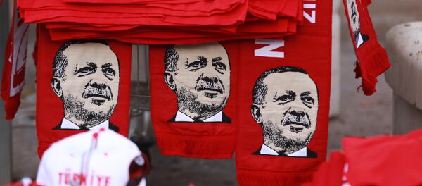 This picture taken on July 25, 2016, shows scarves with the effigy of Turkish President Recep Tayyip Erdogan a rally against the military coup in Ankara - Sputnik Brasil