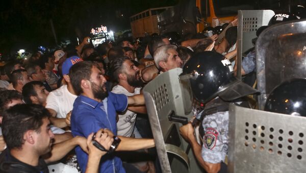 Polícia reprime manifestantes em Yerevan - Sputnik Brasil