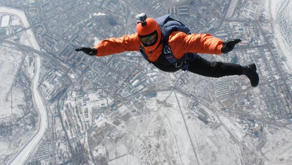 Paraquedista salta de avião - Sputnik Brasil