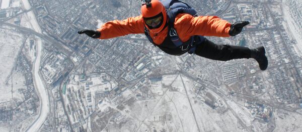 Paraquedista salta de avião - Sputnik Brasil