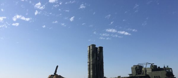 Sistema modernizado da defesa antiaérea S-400 - Sputnik Brasil