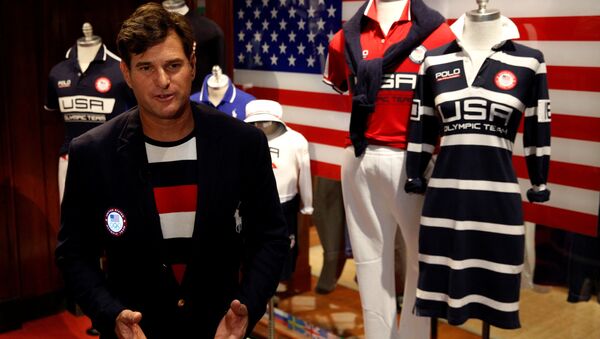 Cliff Meidl, atleta olímpico norte-americano vestido de uniforme de gala que a comitiva norte-americana irá usar durante a cerimônia de inauguração dos Jogos Olímpicos no Rio-de-Janeiro, na loja Polo Ralph Lauren em Nova York, EUA, 29 de julho de 2016. - Sputnik Brasil