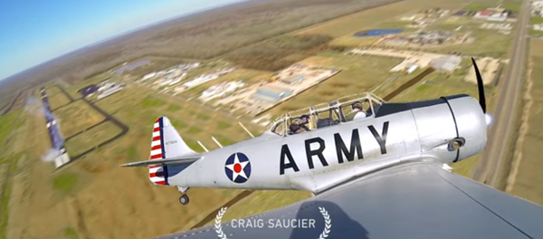 Paraquedista salta de avião da Segunda Guerra Mundial - Sputnik Brasil