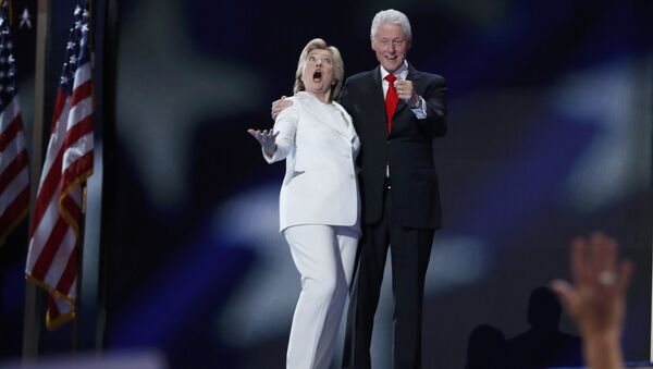Candidata presidencial democrata Hillary Clinton e seu marido ex-presidente Bill Clinton reagem à queda de balões depois que ela aceitou a nomeação, Convenção Nacional do Partido Democrata em Filadélfia. Julho 28, 2016 - Sputnik Brasil