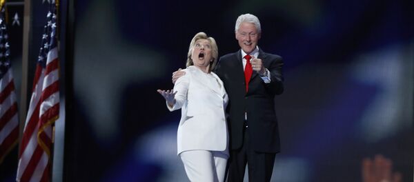 Candidata presidencial democrata Hillary Clinton e seu marido ex-presidente Bill Clinton reagem à queda de balões depois que ela aceitou a nomeação, Convenção Nacional do Partido Democrata em Filadélfia. Julho 28, 2016 Candidata presidencial democrata Hillary Clinton e seu marido ex-presidente Bill Clinton reagem à queda de balões depois que ela aceitou a nomeação, Convenção Nacional do Partido Democrata em Filadélfia. Julho 28, 2016 - Sputnik Brasil