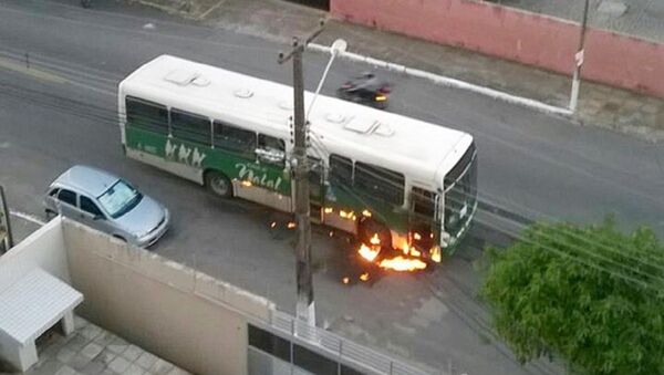 Ônibus incendiado na Zona Leste de Natal (29 de julho de 2016) - Sputnik Brasil