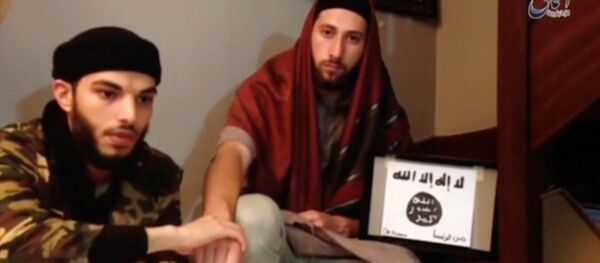 Esta imagem tomada de vídeo mostra dois homens, Abdel-Malik Nabil Petitjean e Adel Kermiche, que estão por trás do ataque contra a igreja na Normandia neste vídeo lançado 28 de julho de 2016 Esta imagem tomada de vídeo mostra dois homens, Abdel-Malik Nabil Petitjean e Adel Kermiche, que estão por trás do ataque contra a igreja na Normandia neste vídeo lançado 28 de julho de 2016 - Sputnik Brasil