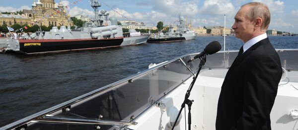 Vladimir Putin em São Petersburgo no Dia da Marinha russa - Sputnik Brasil