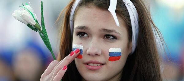 Menina com bandeiras nacionais russas pintadas na face participa de comemorações do aniversário da votação na Crimeia pela reunificação com a Rússia, em Simferopol em 16 março de 2015. - Sputnik Brasil