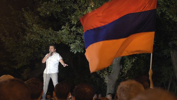 Manifestante em Yerevan na madrugada deste domingo, 31 - Sputnik Brasil