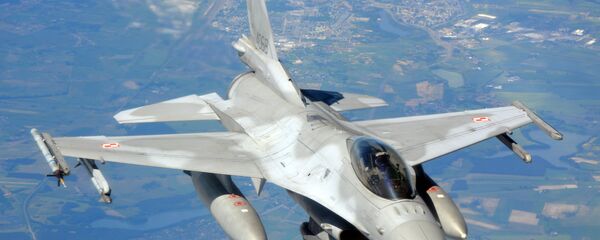 Caça polonês F-16 voa sobre o norte da Polônia no âmbito de manobras da OTAN Anaconda, 10 de junho de 2016 Caça polonês F-16 voa sobre o norte da Polônia no âmbito de manobras da OTAN Anaconda, 10 de junho de 2016 - Sputnik Brasil