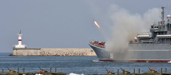 Veículos anfíbios em formação junto ao navio pesado de desembarque César Kunikov durante as comemorações do Dia da Marinha em Sevastopol, Crimeia - Sputnik Brasil