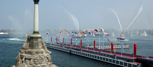 Navios de guerra russos abrem fogo durante as celebrações do Dia da Marinha em Sevastopol, Crimeia. - Sputnik Brasil