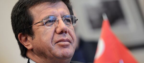 Nihat Zeybekci - o ministro da Economia da Turquia - Sputnik Brasil
